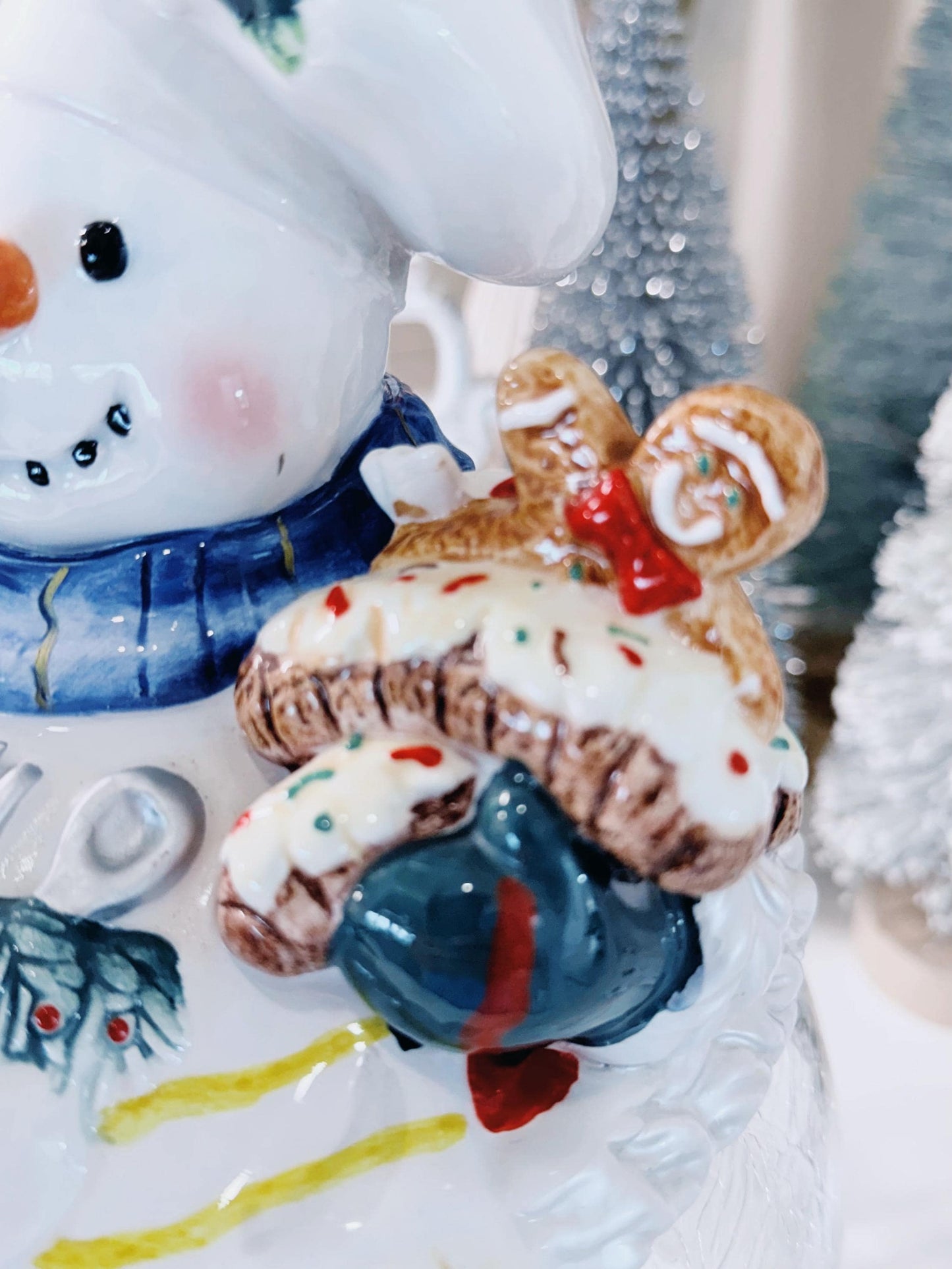 Paris & BeeBee Snowman Baker Cookie Jar  Crackle Glass Base