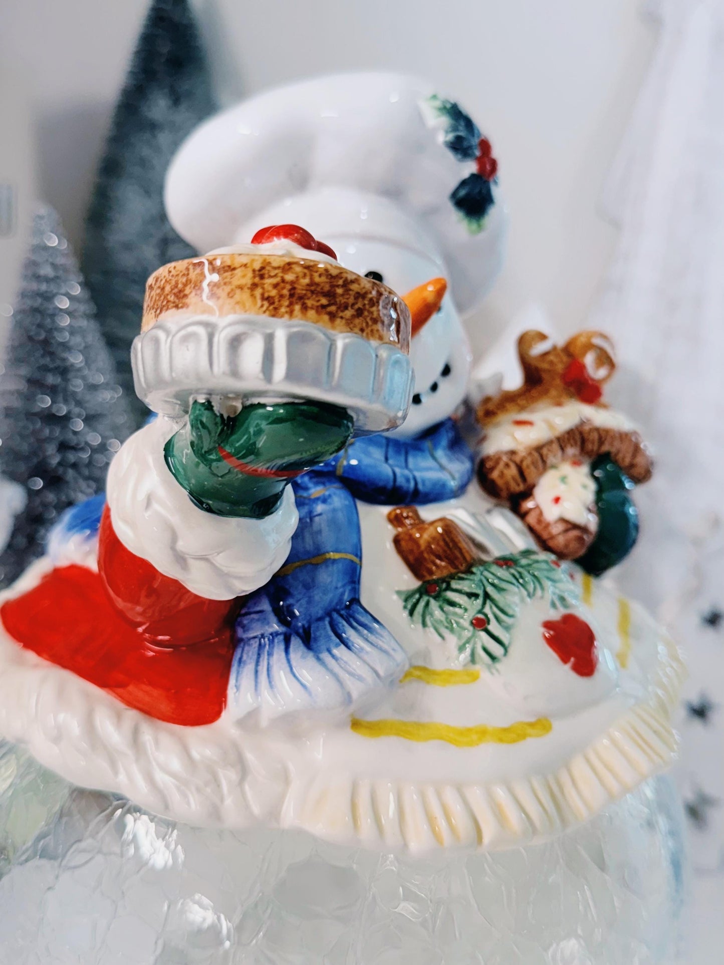 Paris & BeeBee Snowman Baker Cookie Jar  Crackle Glass Base